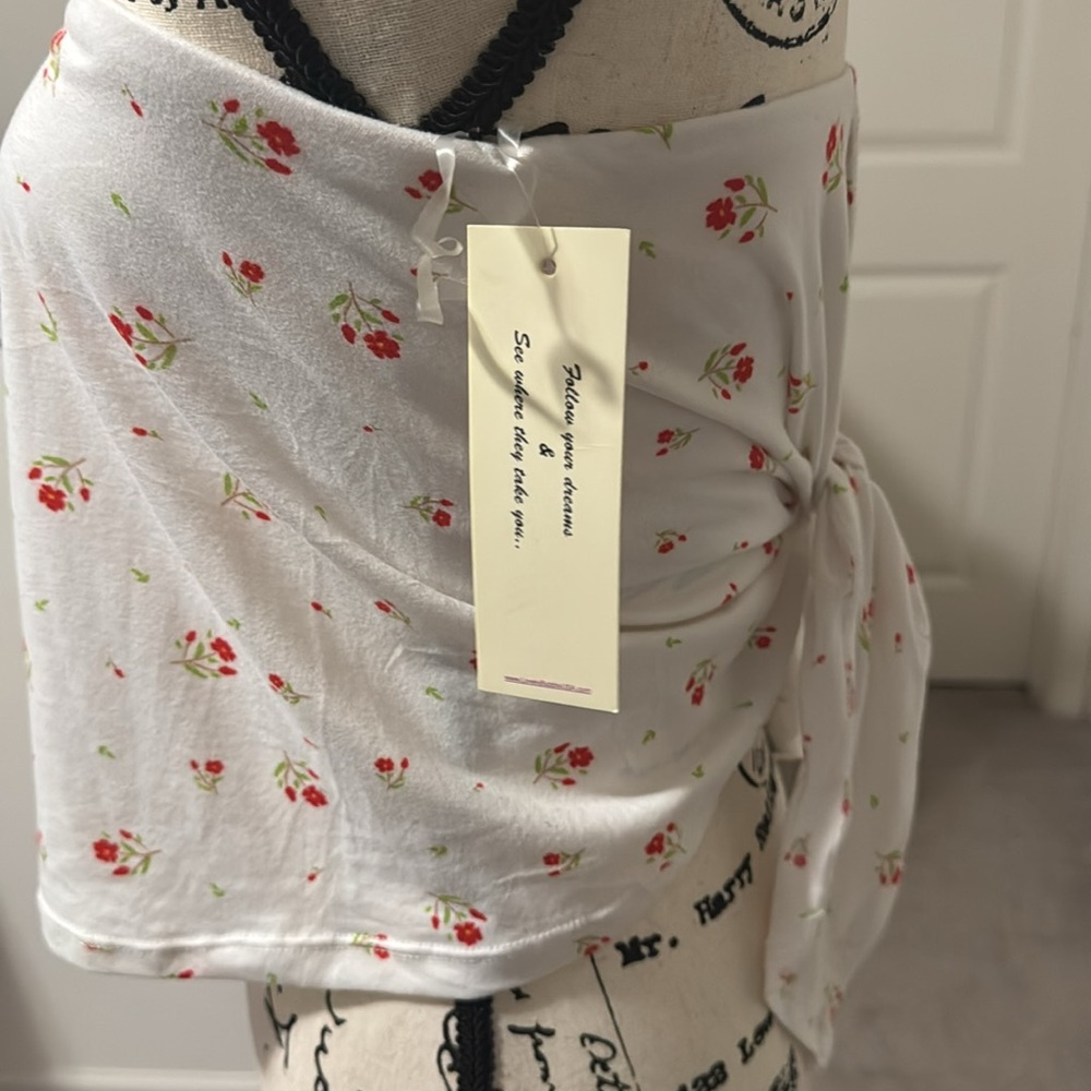 shirt tie on the back. White with flowers - Picture 7 of 8
